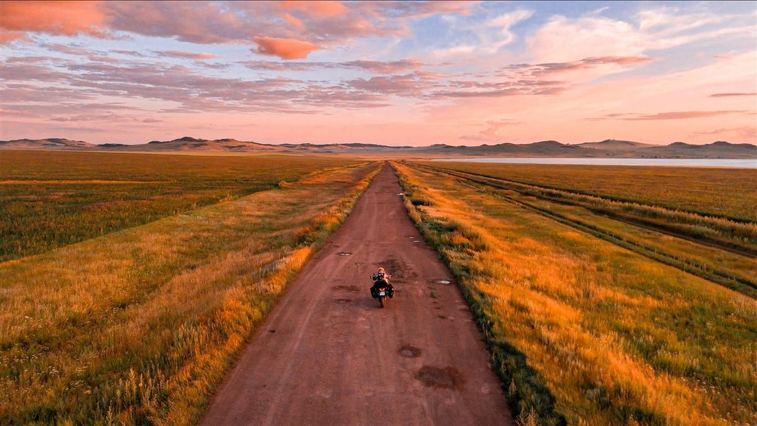 La pista al atardecer en Mongolia