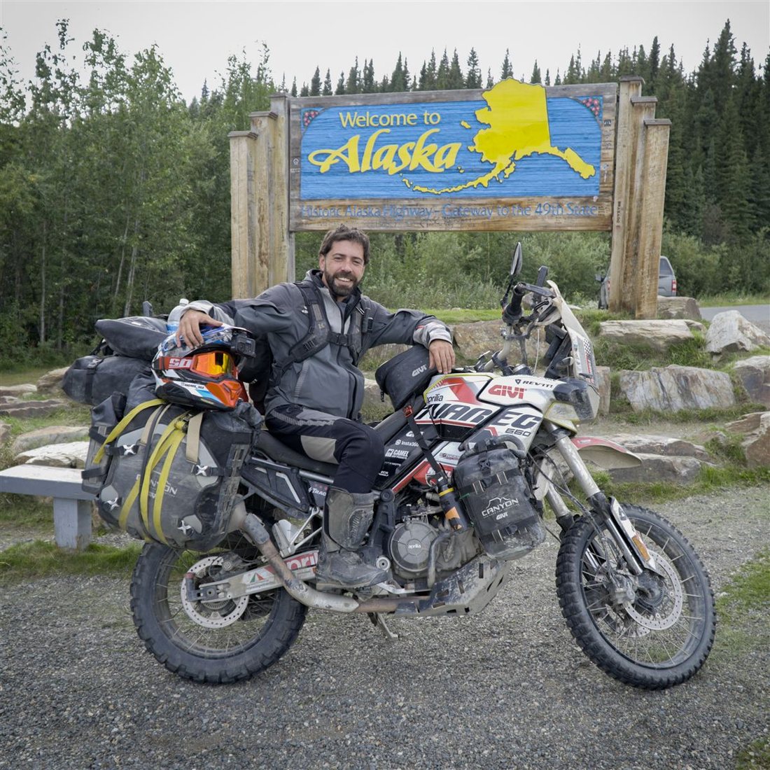 La moto frente a un glaciar en la Columbia Británica