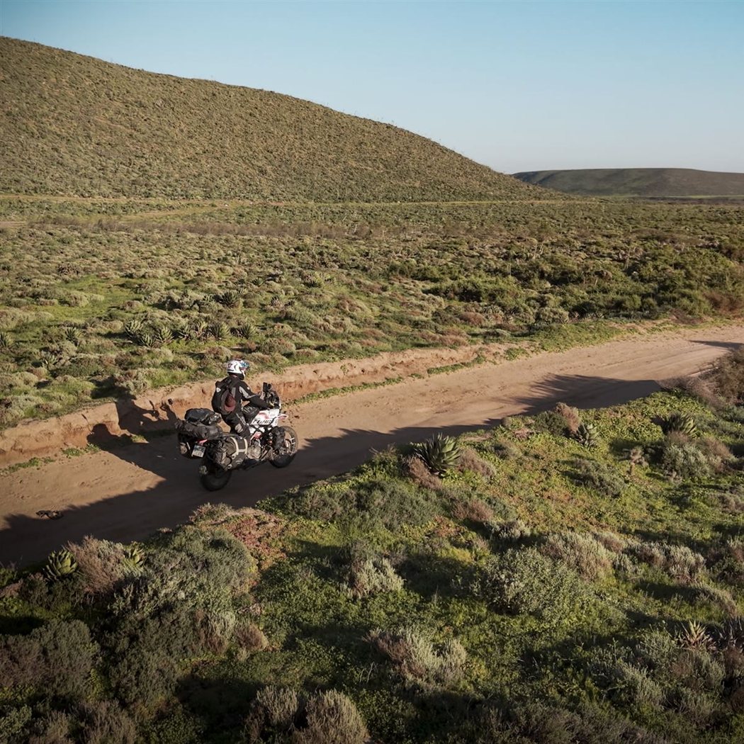 La Aprilia Tuareg cargada en mitad de la estepa