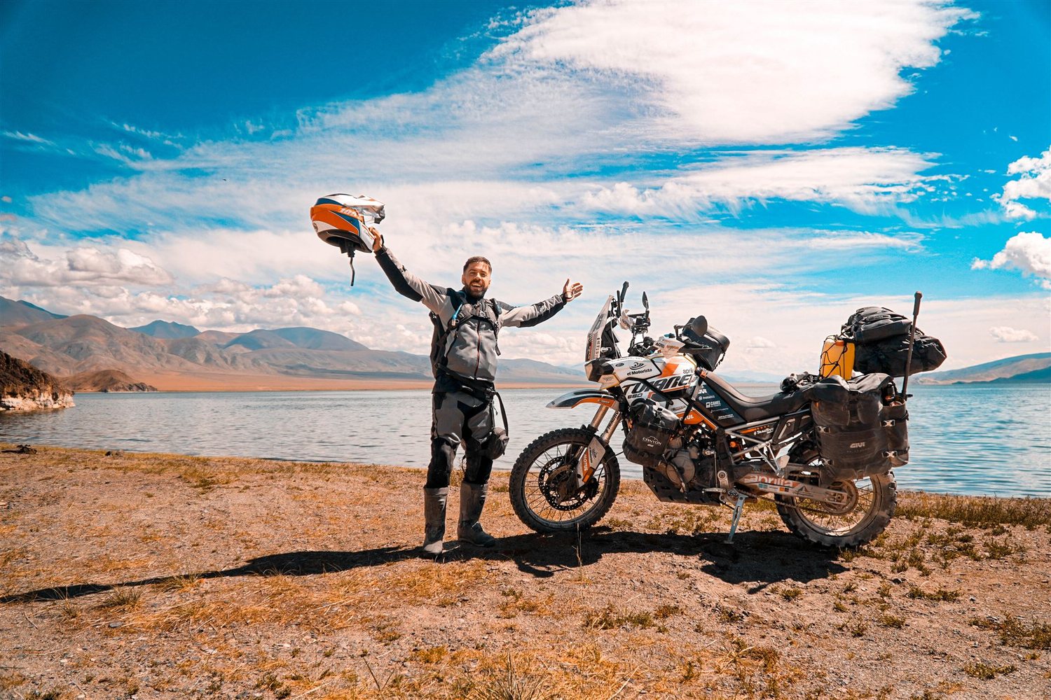 Andrés con la Aprilia Tuareg cargada en la Dalton Highway, Alaska