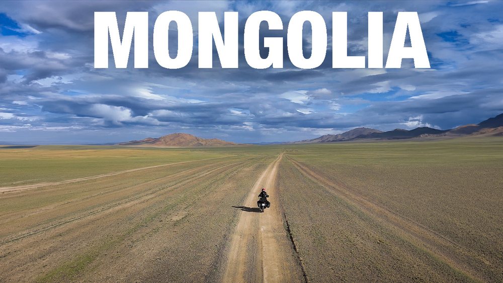 Andrés en moto por una pista infinita entre las estepas y montañas de Mongolia